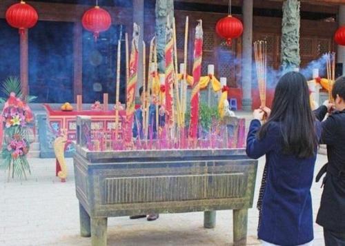 梦见寺庙里面烧香