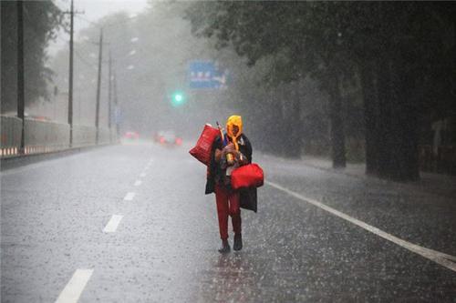 梦见自己淋雨