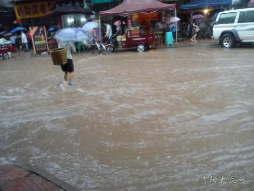 梦见下大雨而涨水