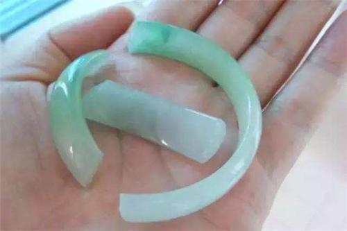 梦见手镯碎了