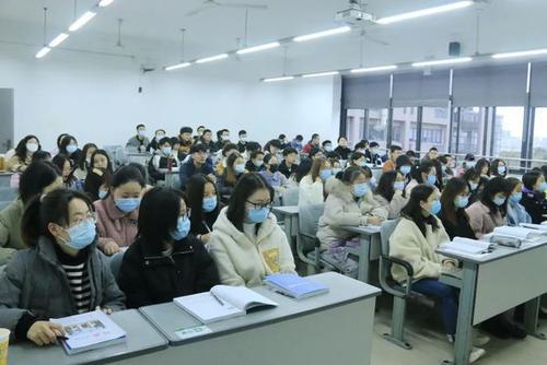 梦见教室里坐满了人