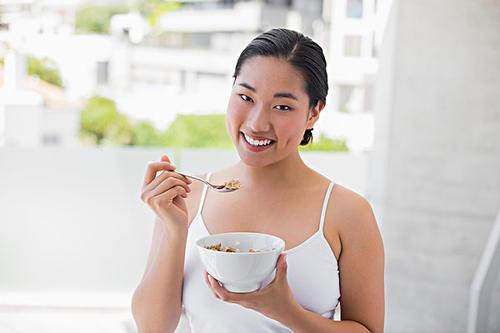 梦见女人自己吃饭