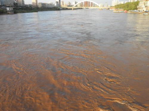 梦见河水涨到岸上