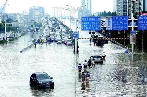 梦见发大水逃离