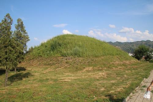 梦见新土坟堆