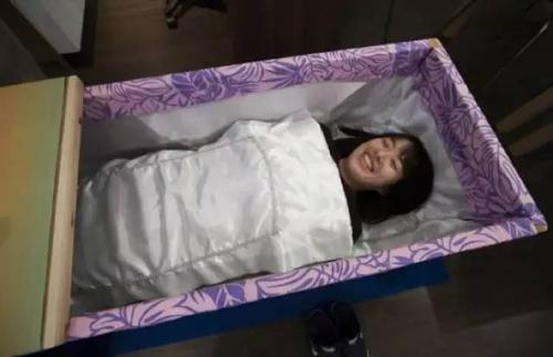 梦见棺材下面躺人