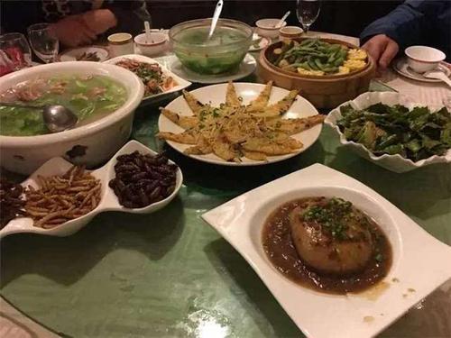 梦见和家人一起吃饭