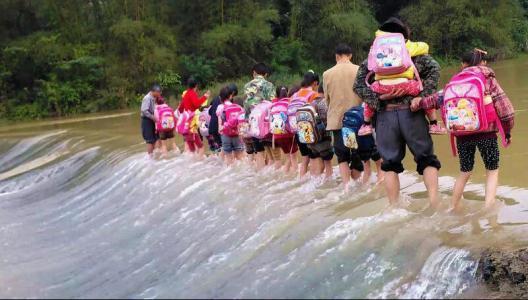 梦见上学下暴雨