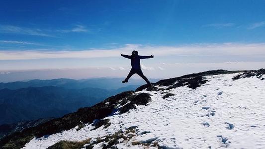 梦见爬到山顶下山