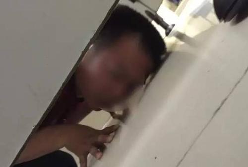 梦见进女厕所