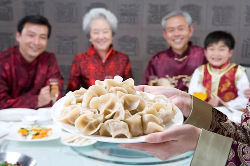 梦见很多人在吃饺子