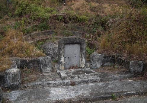 梦见墓地有水