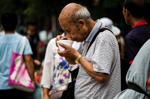 梦见去世的外公再吃东西