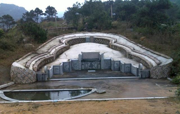 梦见坟墓里有水